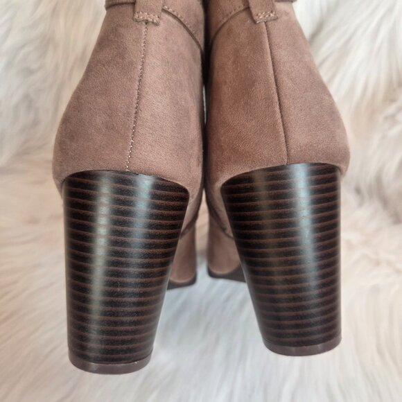 NEW MARKET & SPRUCE Serah Suede Taupe W/Buckle Ankle Bootie Size 11 - Picture 7 of 10